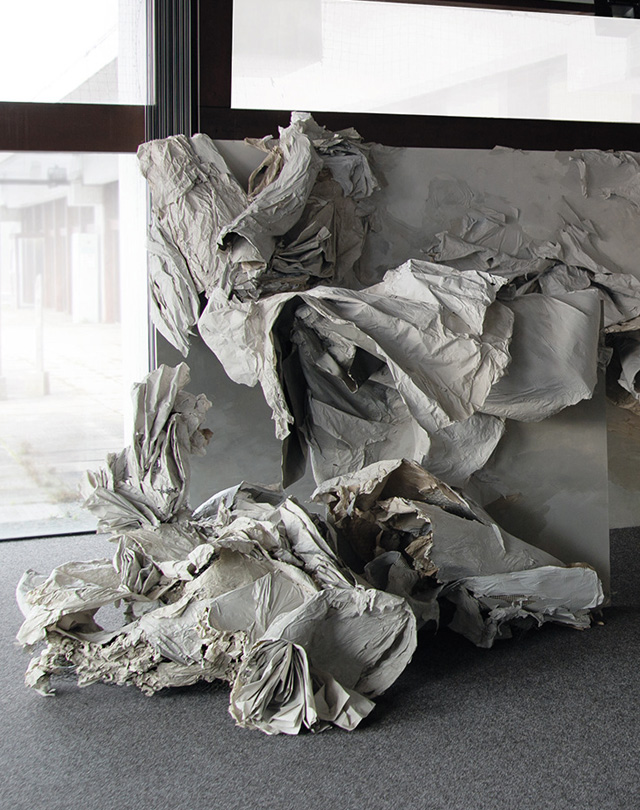 Ausbruch, 2020, Rauminstallation aus Papier, Stoff und Draht