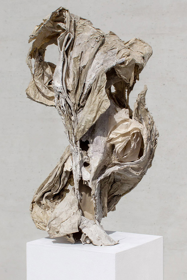 Zyklus, 2019, Papier, Papier, Pappe und Gips, Höhe 85 cm 